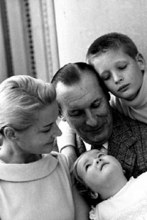 CZ Guest style - Luscious blog - with her husband Winston Guest son Alexander and daughter Cornelia 1965.jpg